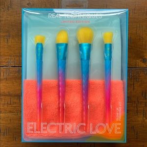 •NEW•Real Techniques ✨Limited Edition✨ Electric Love Glow Up Finishing Brush Kit